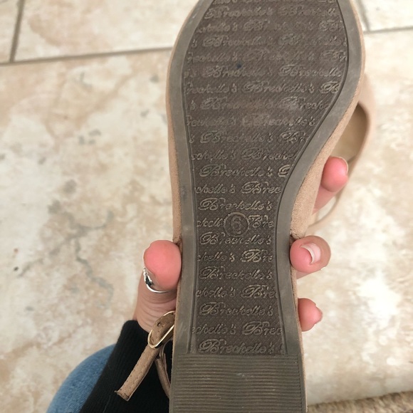 Breckelle’s Nude Pointed Flats - Picture 3 of 3